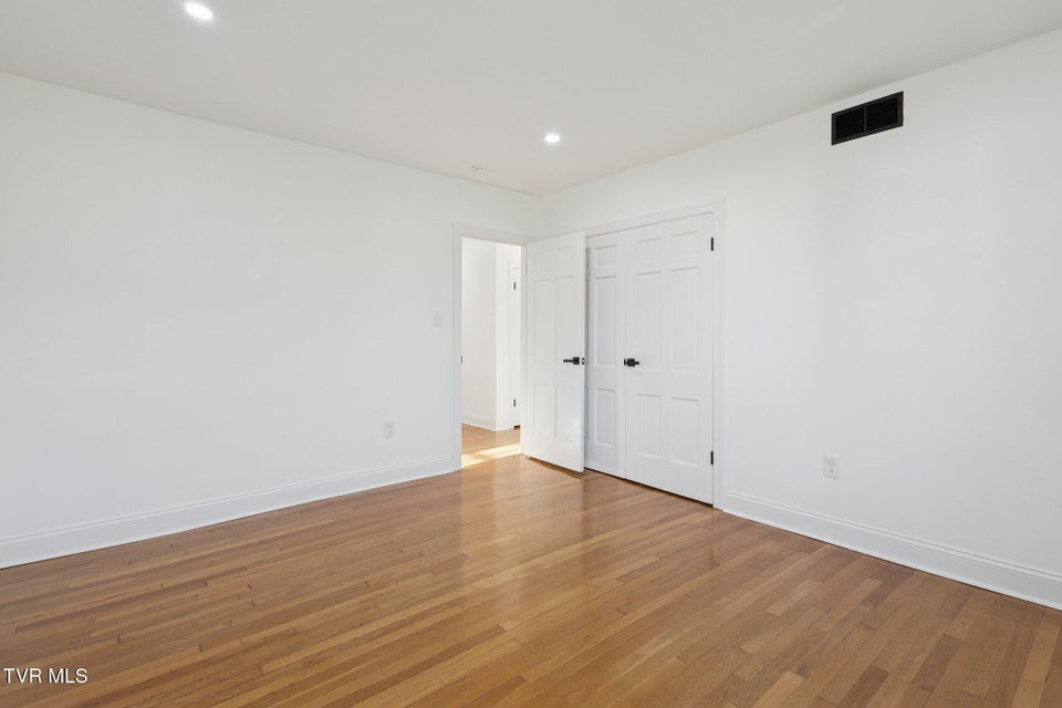 Photo #25: 21 Dodge Street