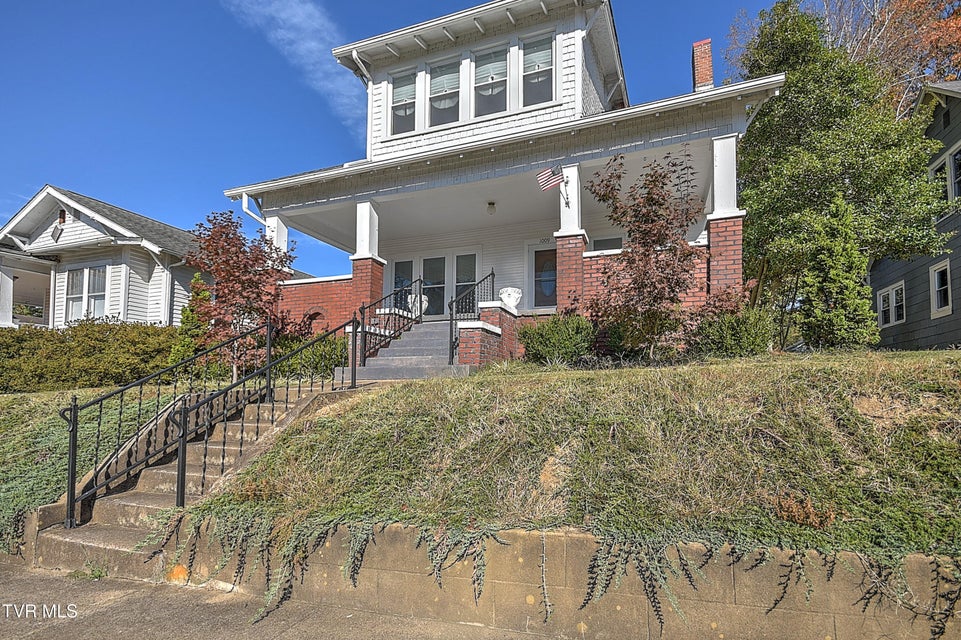 Photo #3: 1009 Lawrence Avenue