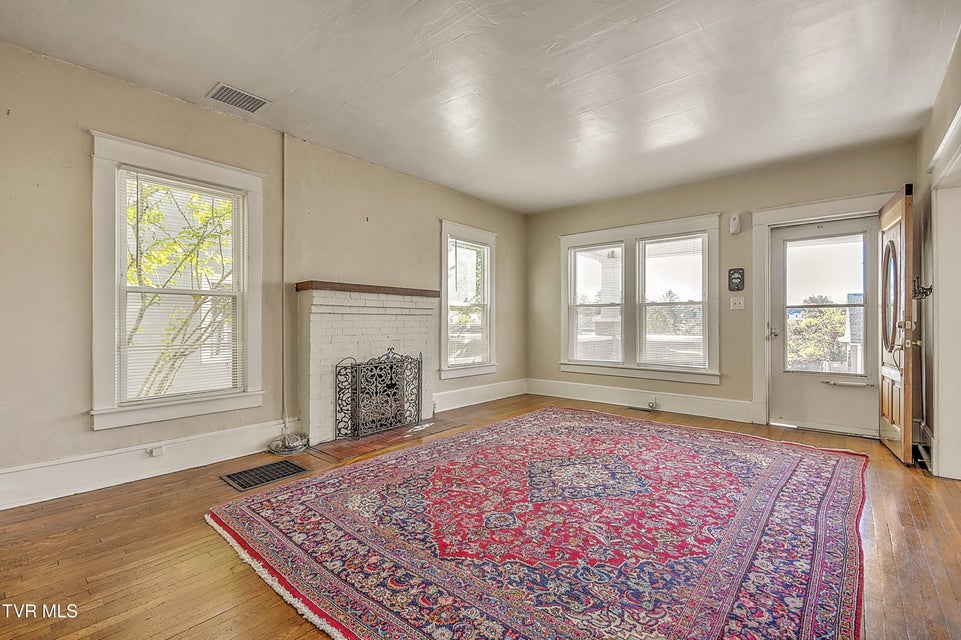 Photo #10: 1009 Lawrence Avenue