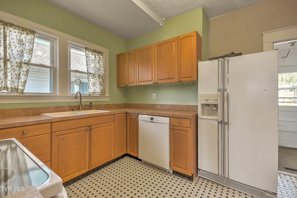 Photo #21: 1009 Lawrence Avenue