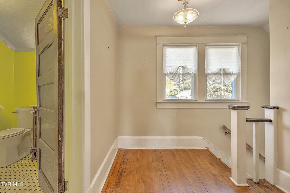 Photo #28: 1009 Lawrence Avenue