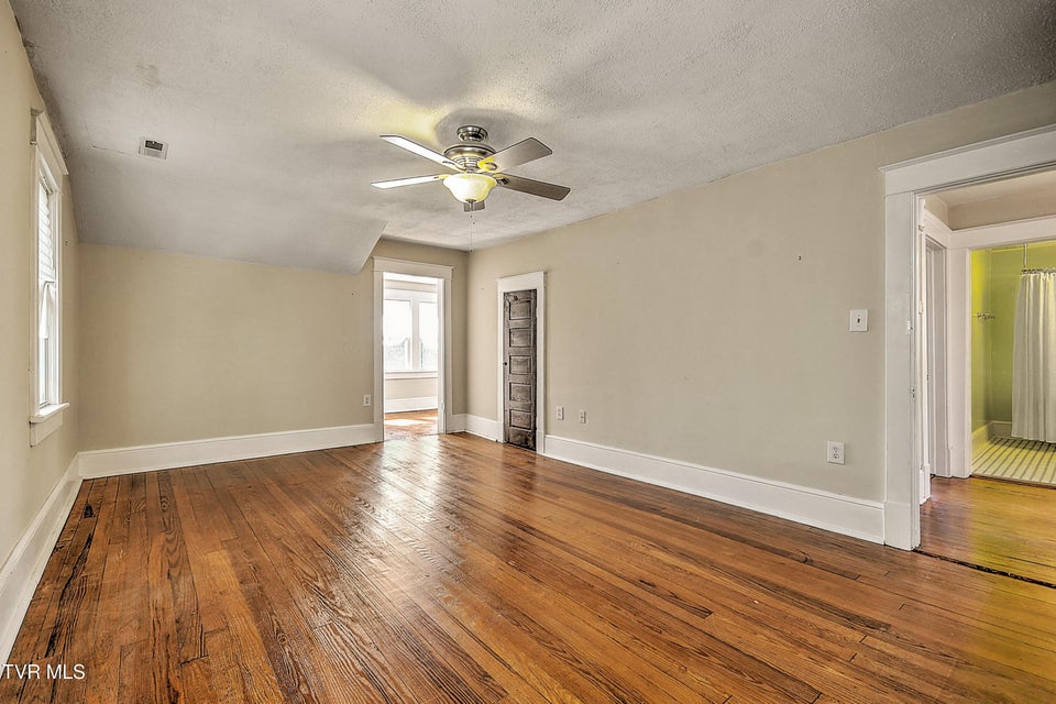 Photo #29: 1009 Lawrence Avenue