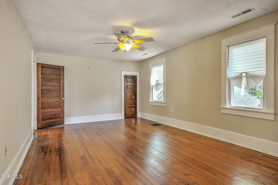 Photo #30: 1009 Lawrence Avenue