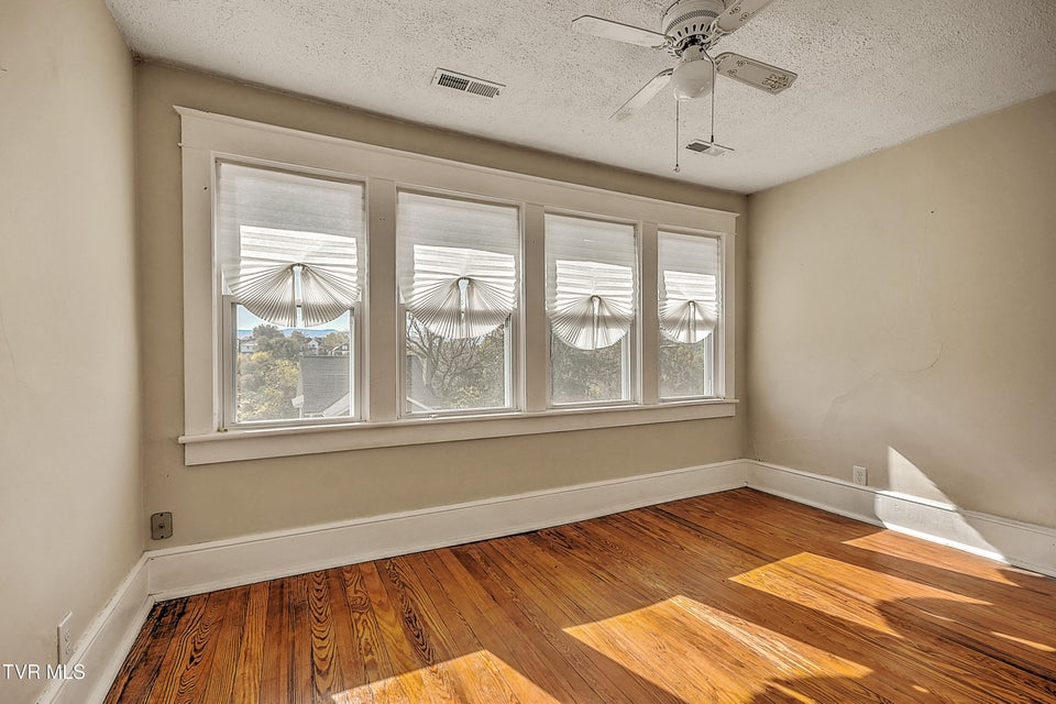 Photo #31: 1009 Lawrence Avenue