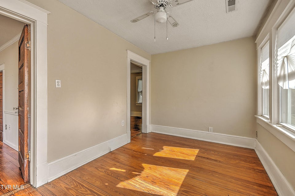 Photo #33: 1009 Lawrence Avenue