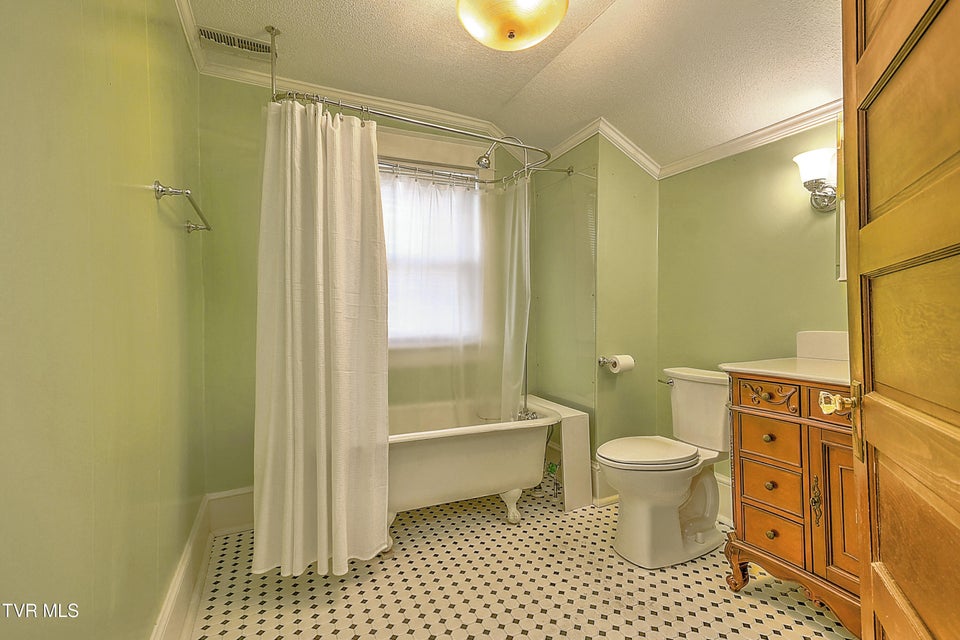 Photo #37: 1009 Lawrence Avenue