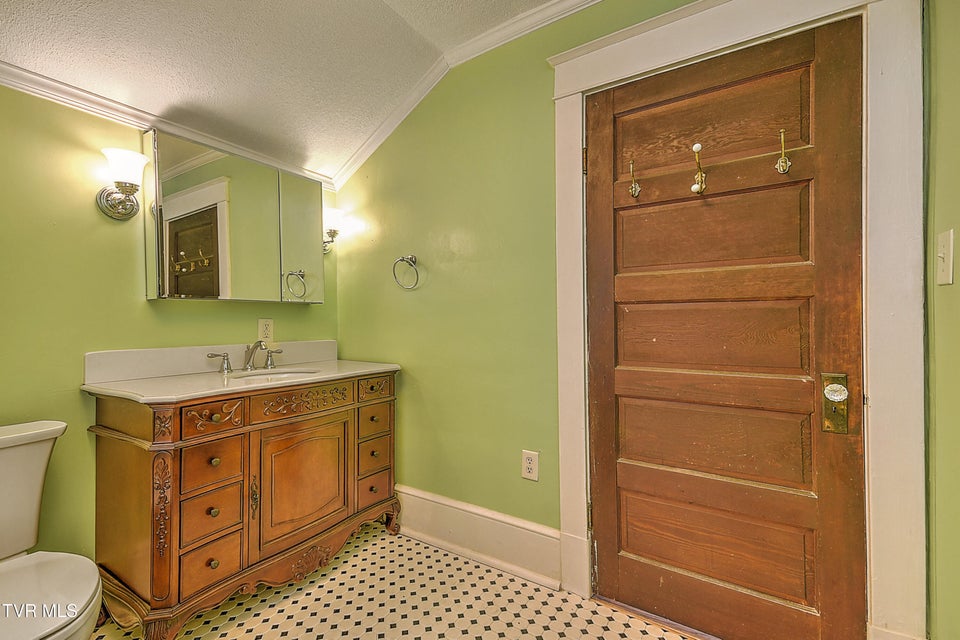 Photo #38: 1009 Lawrence Avenue