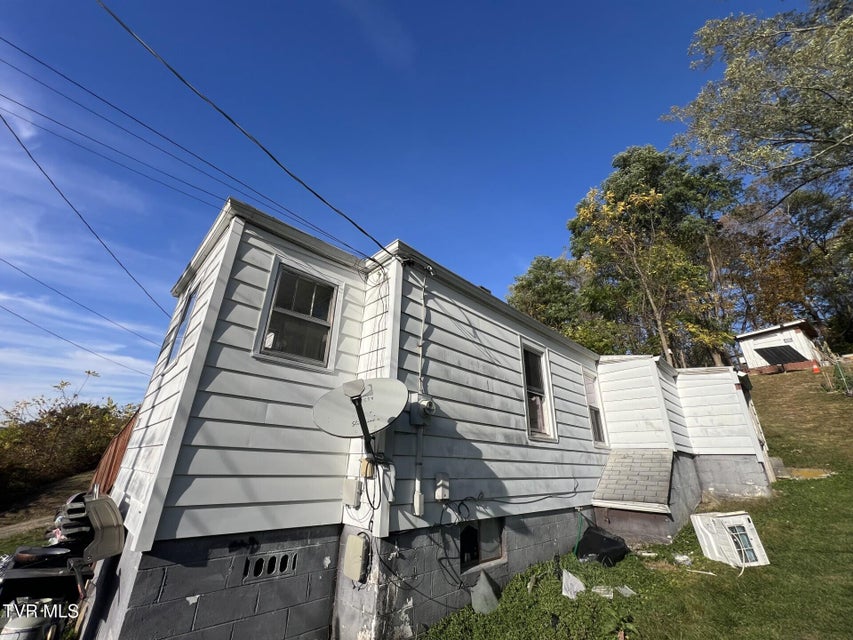 Photo #3: 703 Iron Street