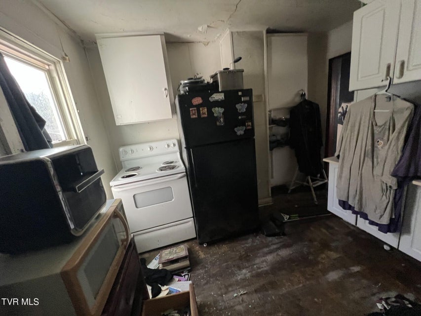 Photo #5: 703 Iron Street