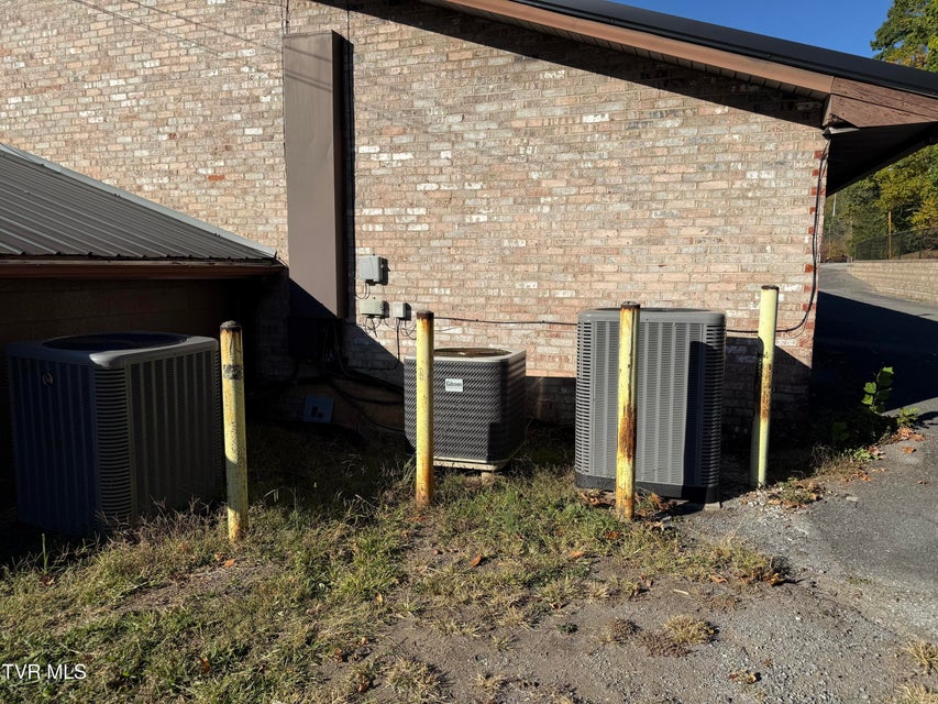 Photo #4: 1801 Lakeview Dr Drive