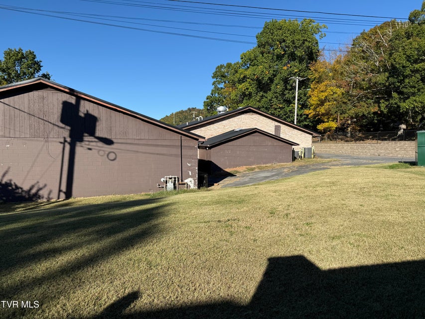 Photo #8: 1801 Lakeview Dr Drive