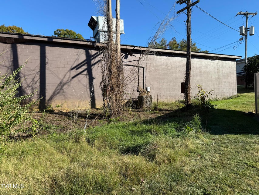 Photo #9: 1801 Lakeview Dr Drive