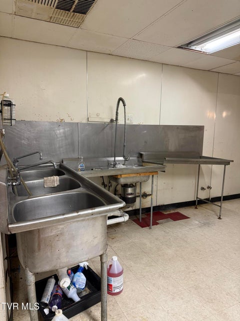 Photo #52: 1801 Lakeview Dr Drive