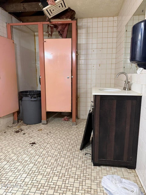 Photo #45: 1801 Lakeview Dr Drive