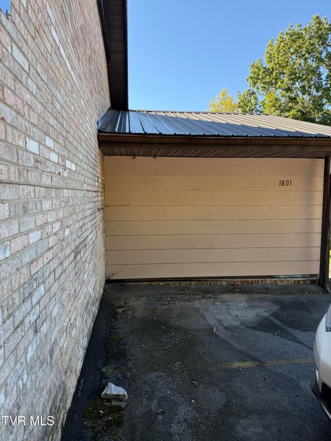 Photo #2: 1801 Lakeview Dr Drive