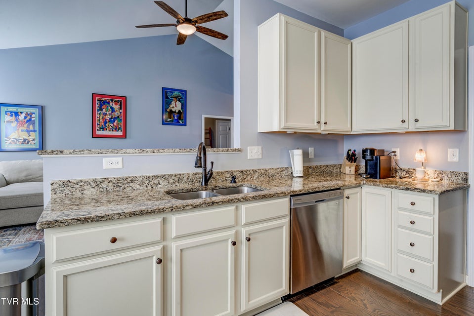 Photo #14: 6 Dartmoor Road