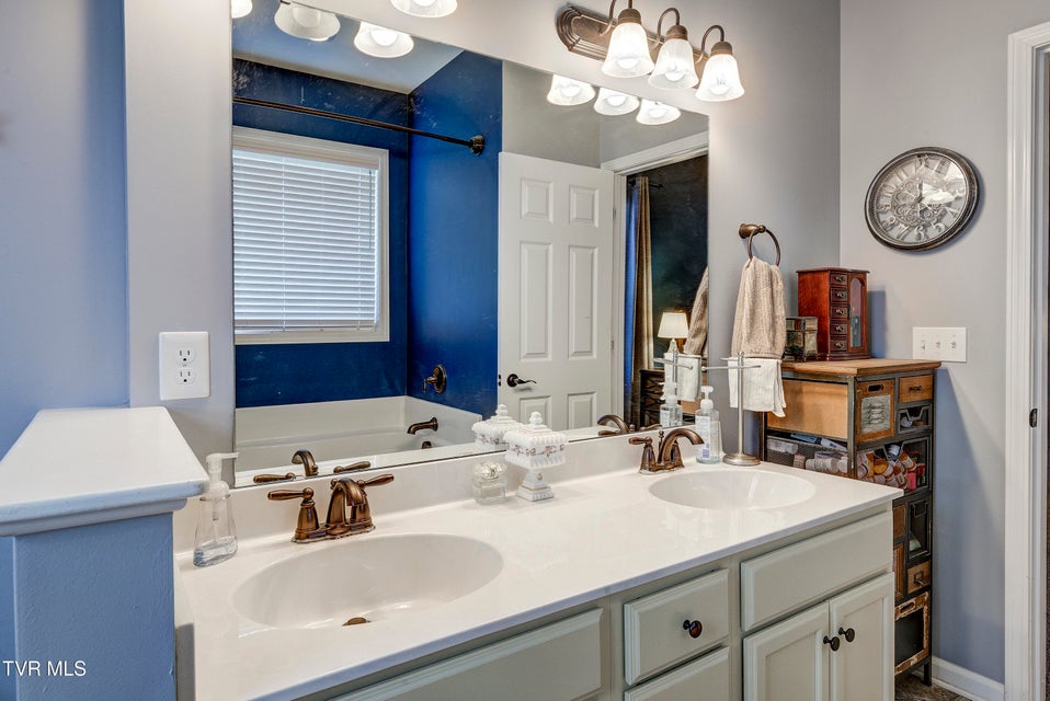 Photo #33: 6 Dartmoor Road