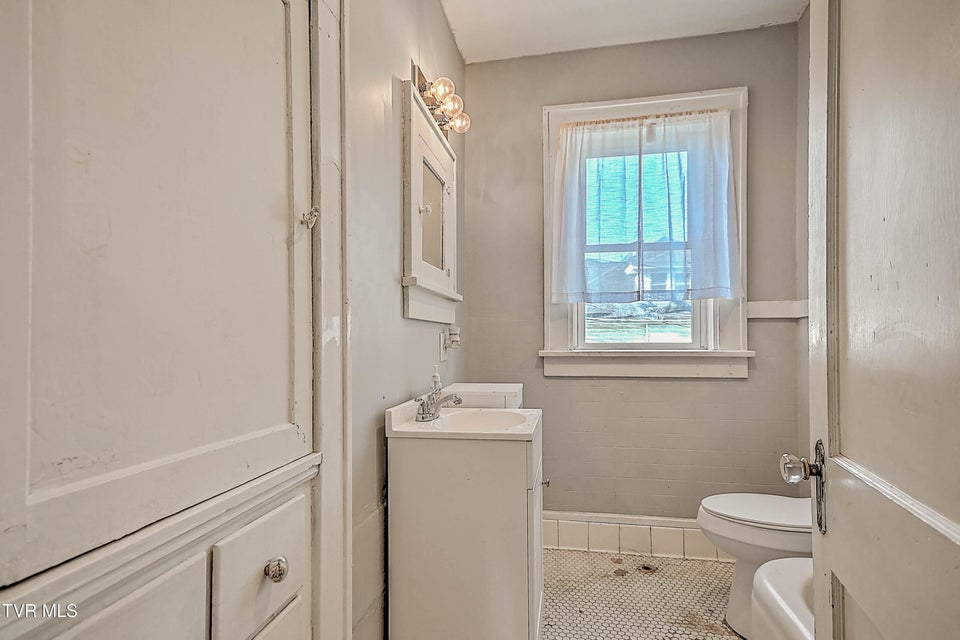 Photo #31: 416 Moore Street