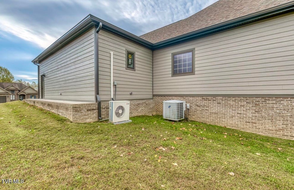 Photo #15: 469 Grovemont Place