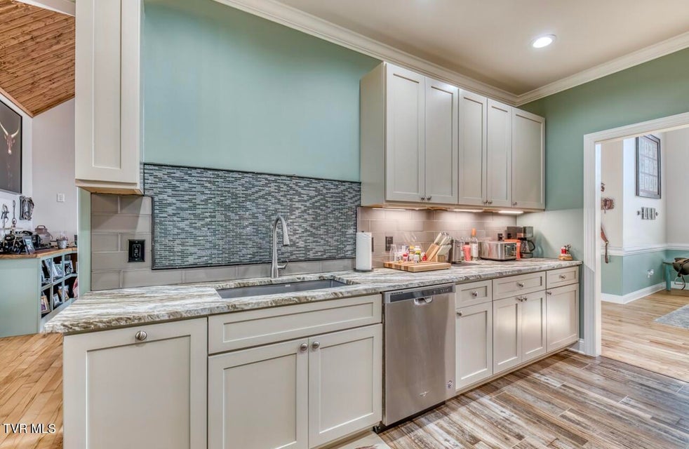 Photo #32: 469 Grovemont Place