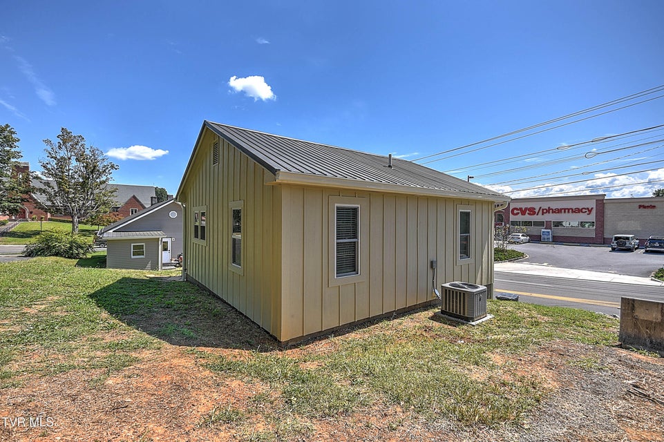 Photo #31: 1132 1/2 Virginia Avenue