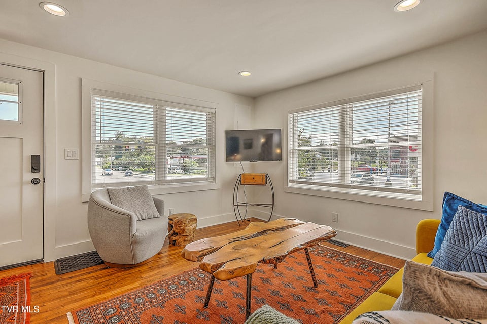 Photo #12: 1132 1/2 Virginia Avenue