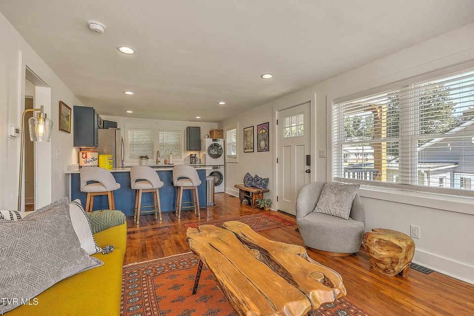 Photo #15: 1132 1/2 Virginia Avenue