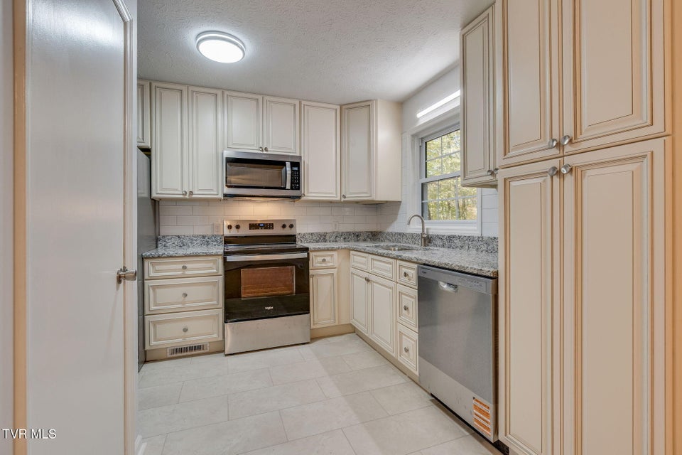 Photo #10: 506 Edgewood Drive