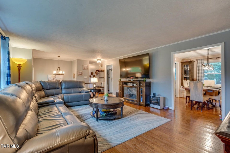 Photo #18: 417 Oakmont Drive