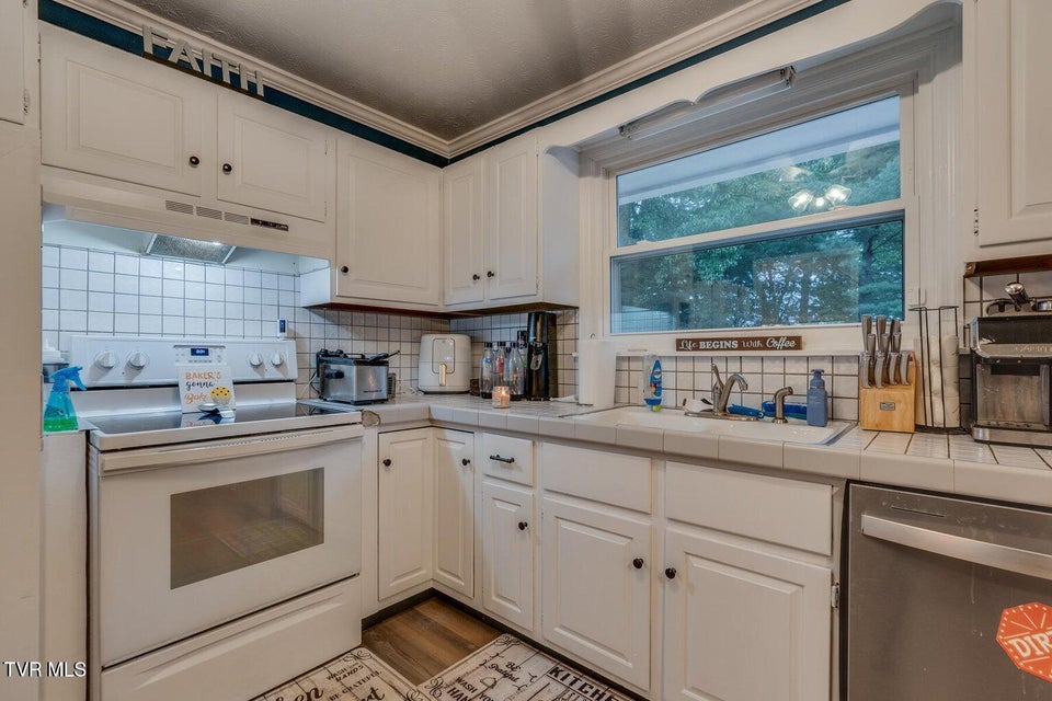 Photo #23: 417 Oakmont Drive