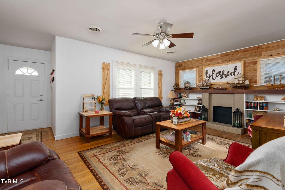 Photo #7: 811 Crescent Street