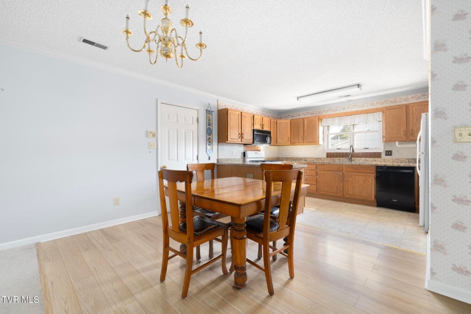 Photo #6: 1725 Lakeview Drive