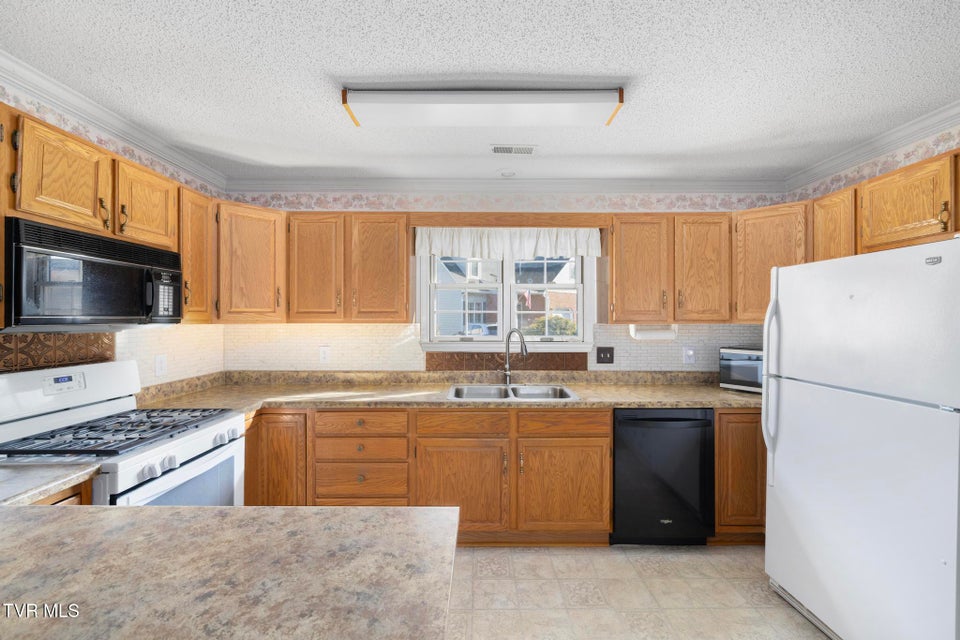 Photo #9: 1725 Lakeview Drive