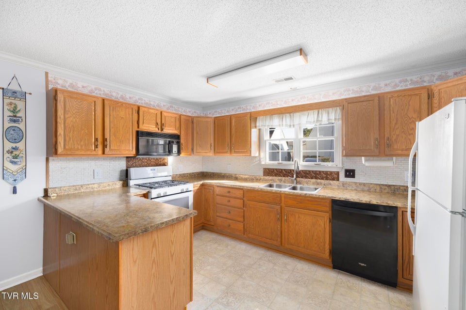 Photo #10: 1725 Lakeview Drive