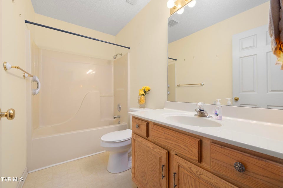 Photo #18: 1725 Lakeview Drive