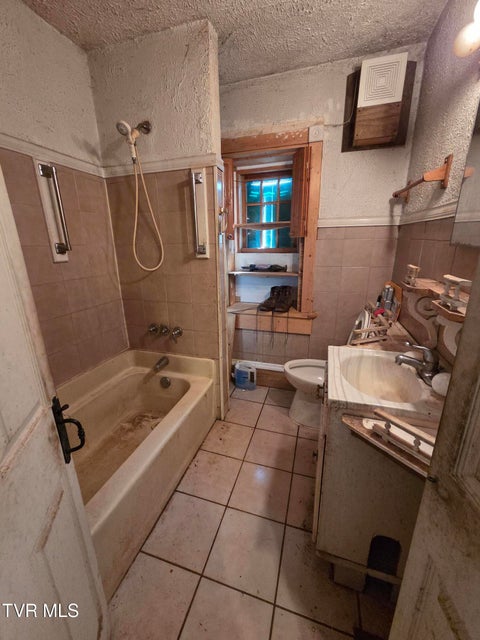 Photo #11: 140 New Street