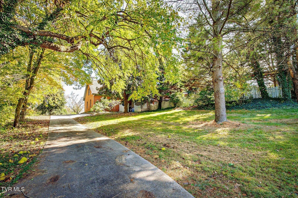 Photo #49: 1000 Rotherwood Drive