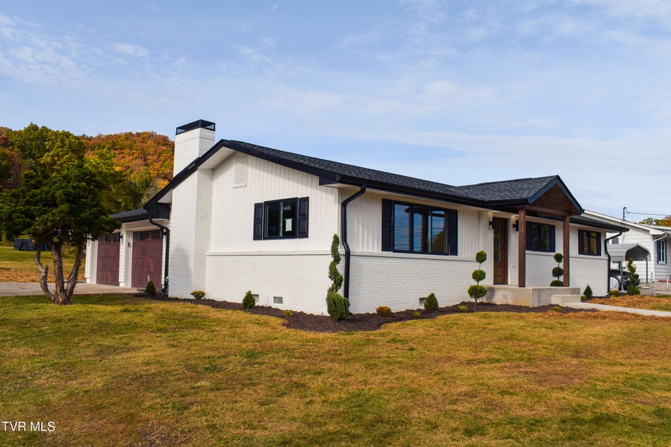 Photo #16: 301 El Paso Drive