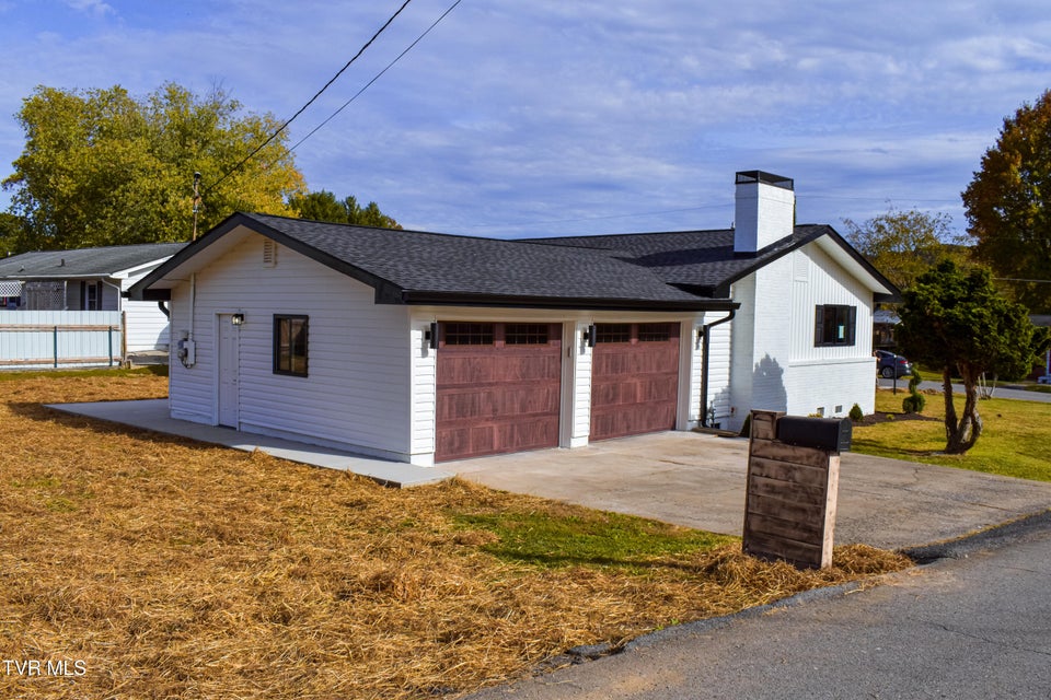 Photo #17: 301 El Paso Drive