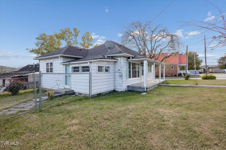 Photo #3: 1320 Mimosa Drive