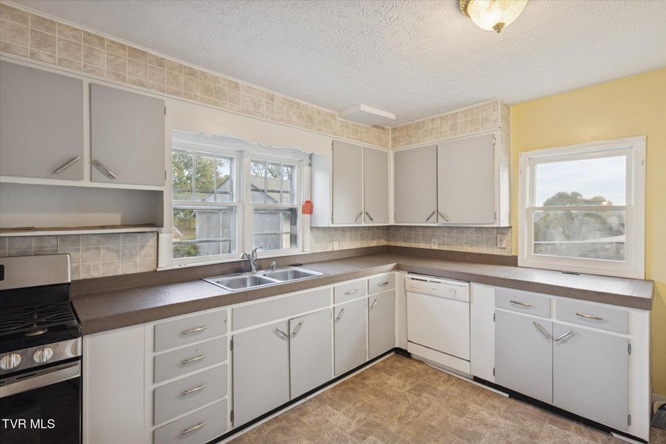 Photo #10: 1320 Mimosa Drive