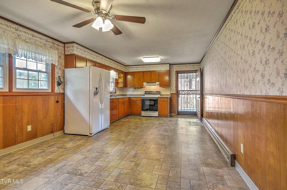 Photo #4: 2402 Circleview Drive