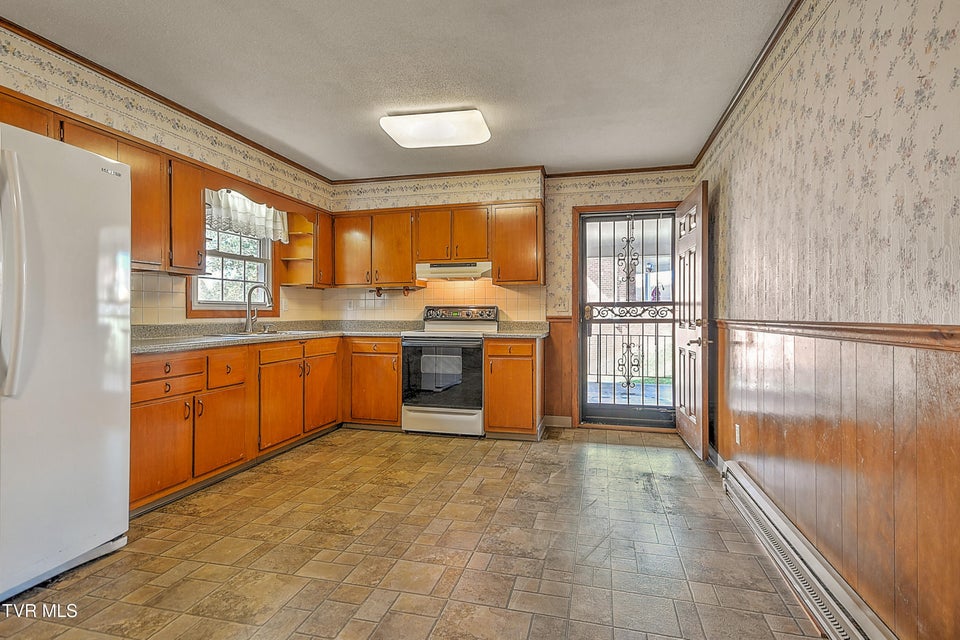 Photo #7: 2402 Circleview Drive