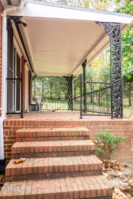 Photo #3: 904 Forest Avenue