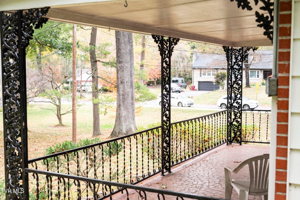 Photo #4: 904 Forest Avenue