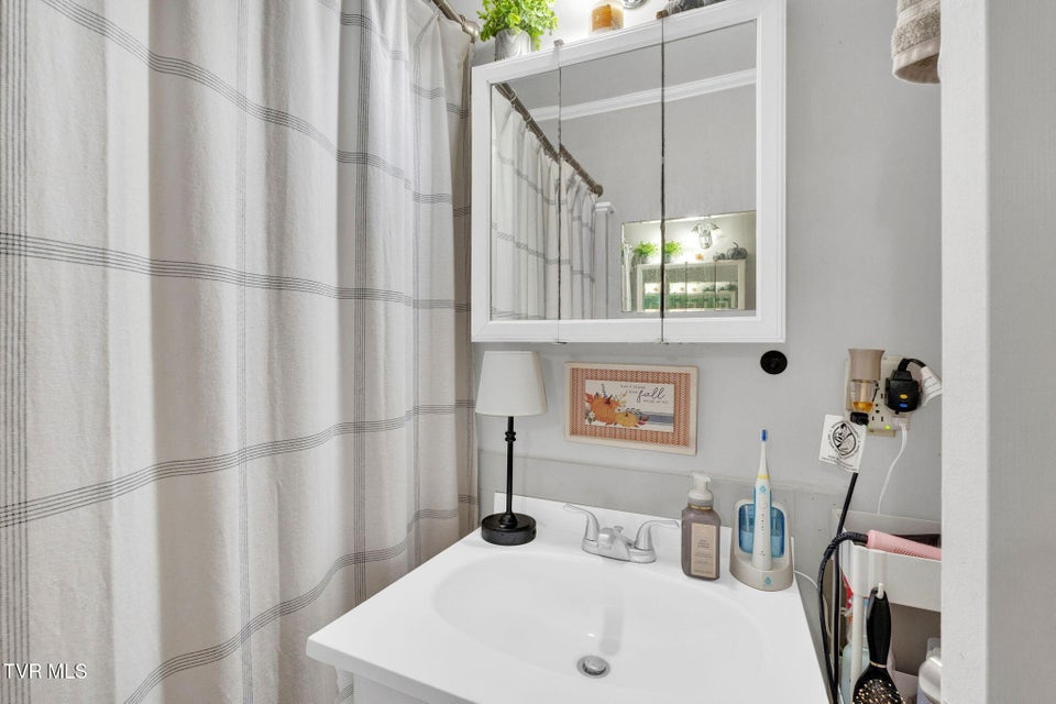 Photo #13: 148 Kingsley Avenue