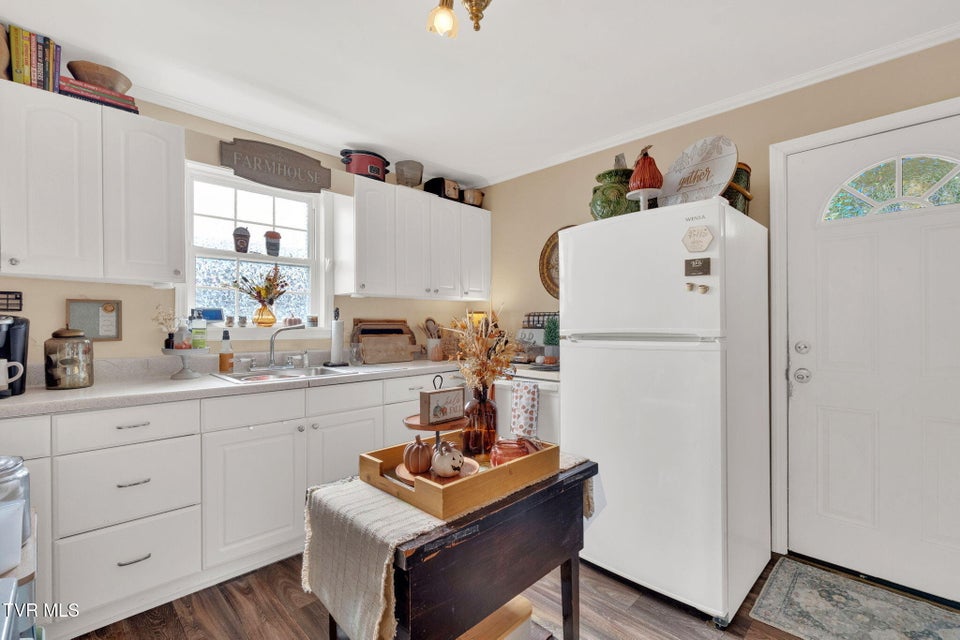 Photo #9: 148 Kingsley Avenue