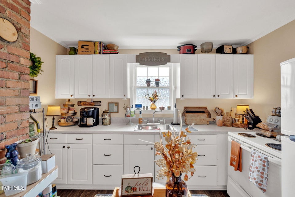 Photo #8: 148 Kingsley Avenue