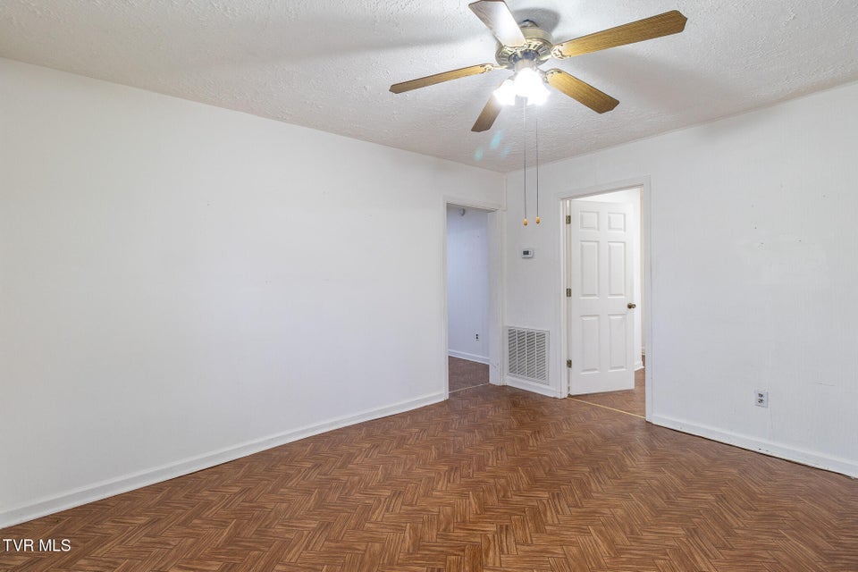 Photo #6: 325 Virgil Avenue