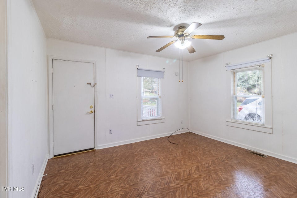 Photo #7: 325 Virgil Avenue